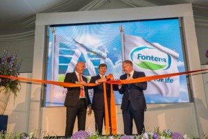 (L to R) Fonterra CEO Theo Spierings, His Majesty King Willem-Alexander of the Netherlands, and Jan Anker of Royal A-ware Food Group.