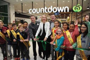 Countdown Ponsonby opening with store manager Jason McQuoid, Hon Nikki Kaye, Waitemata Local Board Chair Shale Chambers and students from Newton School.
