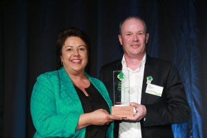 Minister Paula Bennett and Countdown Managing Director Dave Chambers