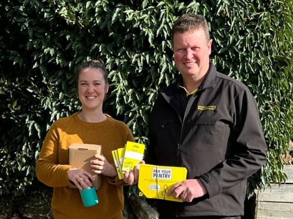 Jenny Dodds from the Bay View Community Charitable Trust receives PAK Your Pantry gift cards for the Esk Valley Community Hub from PAK’nSAVE owner operator Andrew Graney.